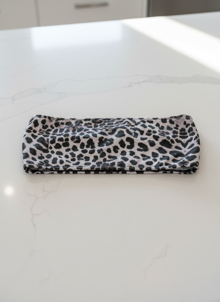 Savannah Charge Bandeau Flat Lay - Black and White Leopard Print Detail